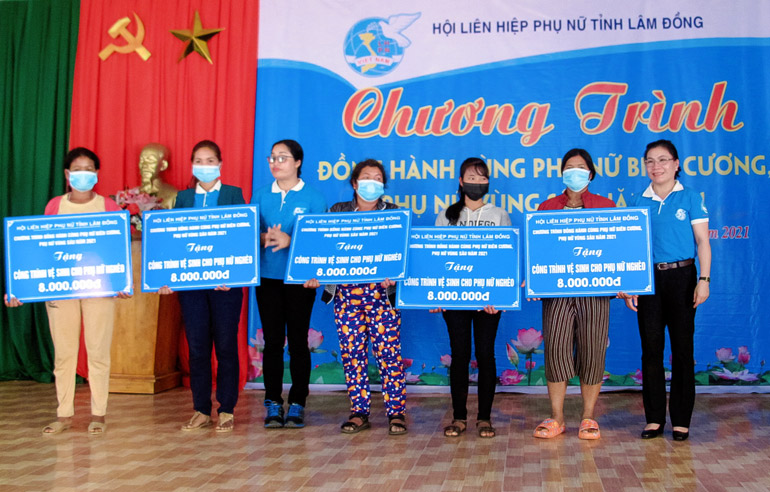 Lãnh đạo Hội LHPN tỉnh Lâm Đồng trao biểu trưng 5 công trình vệ sinh cho phụ nữ nghèo, trị giá 8 triệu đồng/công trình