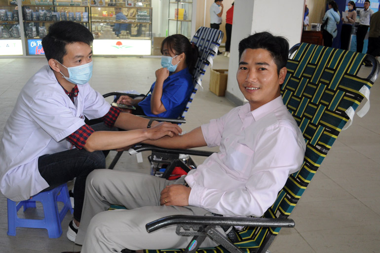 Các đoàn viên, thanh niên tham gia hiến máu tình nguyện