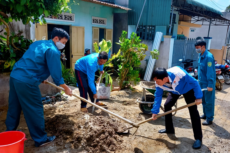 Đoàn viên, thanh niên phường B’Lao (TP Bảo Lộc) tham gia xây nhà vệ sinh tặng gia đình bà Ka Rát