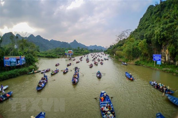 Du khách đi thuyền trên suối Yến vào vãn cảnh Chùa Hương, lễ Phật năm 2020. 