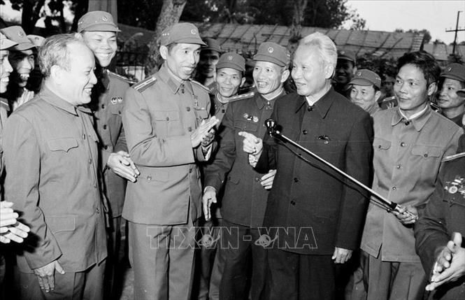 Thủ tướng Phạm Văn Đồng và các chiến sỹ công an nhân dân trong ngày ngành Công an đón nhận danh hiệu Anh hùng Lực lượng vũ trang nhân dân (5/1/1980). Ảnh tư liệu: