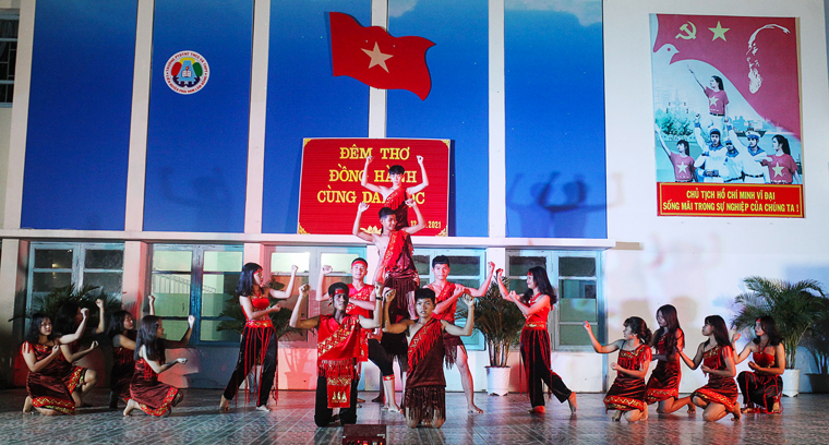 Tiết mục văn nghệ múa hát ca ngợi quê hương Đạ Tẻh do các em học sinh Trường Phổ thông Dân tộc nội trú thực hiện
