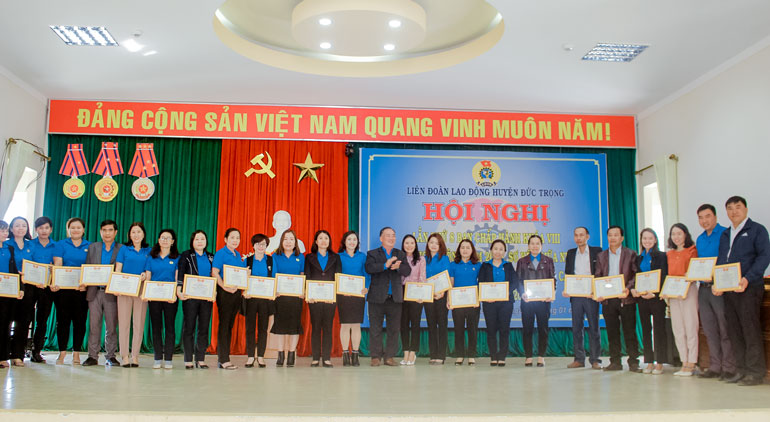 Đồng chí Lưu Văn Lợi - Chủ tịch LĐLĐ huyện Đức Trọng, trao giấy chứng nhận cho các CĐCS xuất sắc