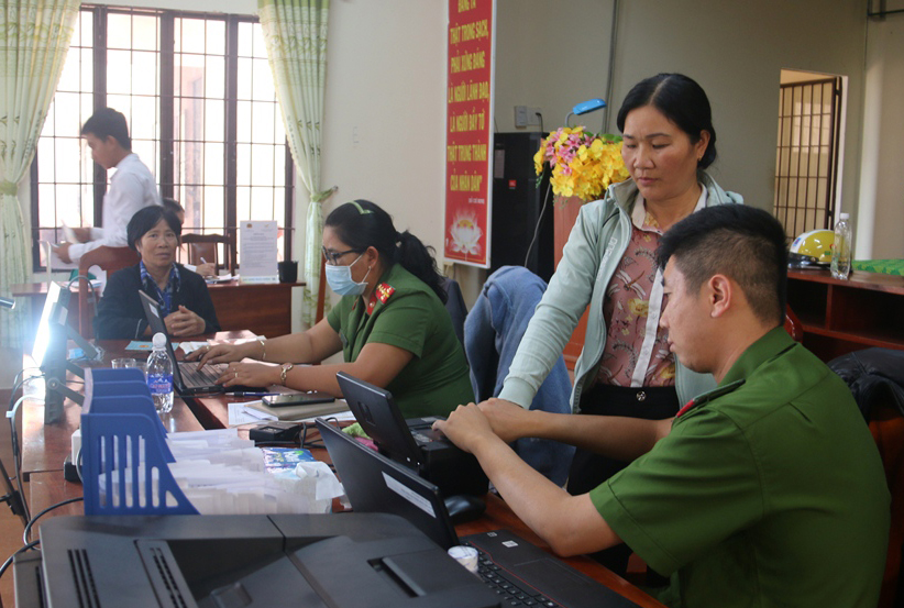 Đoàn cơ sở Công an huyện Di Linh làm thẻ căn cước công dân lưu động tại xã Đinh Lạc