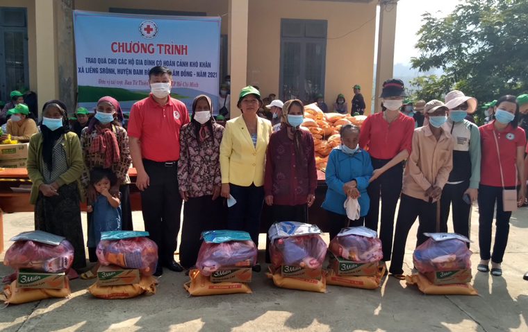 Trao 300 suất quà cho hộ nghèo huyện Đam Rông