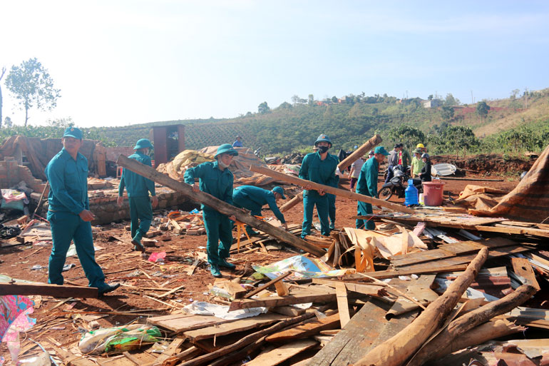 Di Linh: Trên 80 ngôi nhà bị sập và tốc mái do mưa lốc