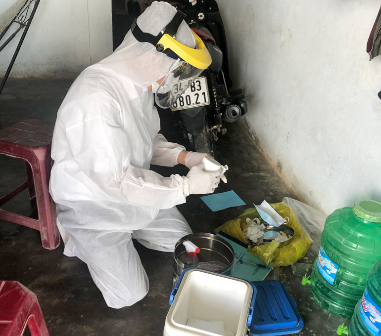 Cán bộ y tế lấy mẫu và bảo quản mẫu xét sàng lọc SARS-CoV-2 cho bệnh nhân có nguy cơ cao tại huyện Đơn Dương
