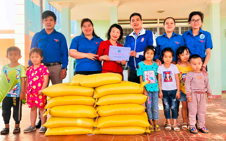 Thành Đoàn Bảo Lộc trao tặng gạo cho trường Mẫu giáo Đạ Nghịch (xã Lộc Châu)