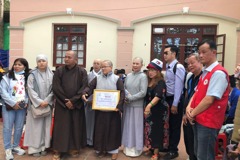 Đoàn thiện nguyện trao tặng quà cho người khuyết tật tại TP Đà Lạt