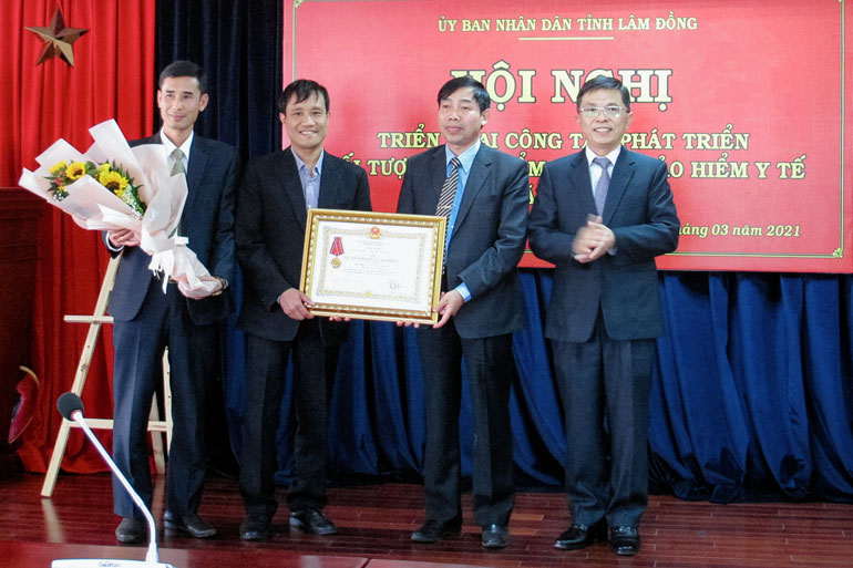 Ông Đặng Trí Dũng - Phó Chủ tịch UBND tỉnh trao Huân chương Lao động hạng Nhất của Chủ tịch Nước cho tập thể BHXH Lâm Đồng