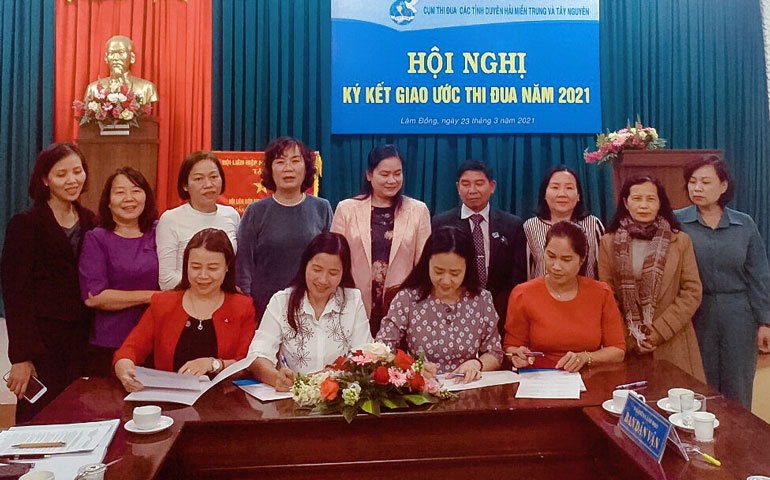 Hội LHPN 10 tỉnh duyên hải miền Trung và Tây Nguyên ký kết giao ước thi đua năm 2021
