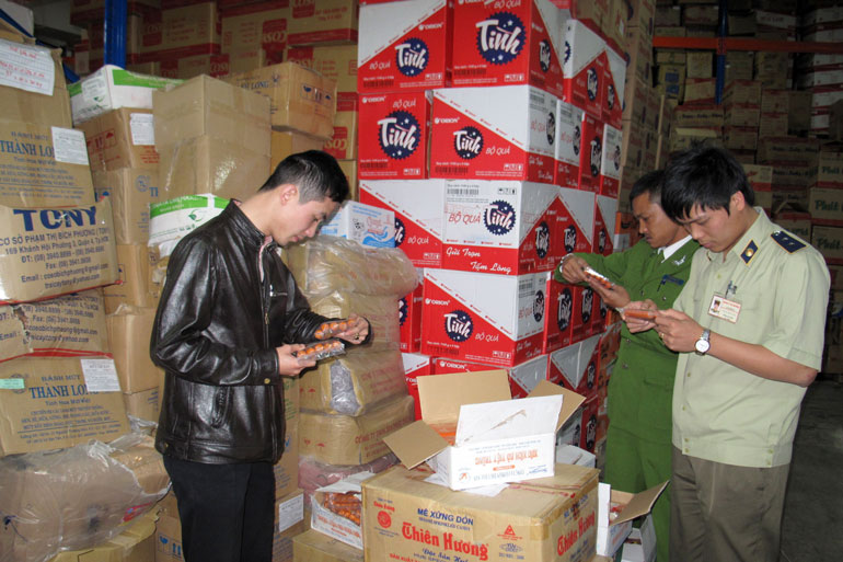 Đoàn kiểm tra liên ngành ATTP tỉnh kiểm tra nguồn gốc, nhãn mác thực phẩm tại kho hàng của cơ sở kinh doanh thực phẩm tại Đà Lạt