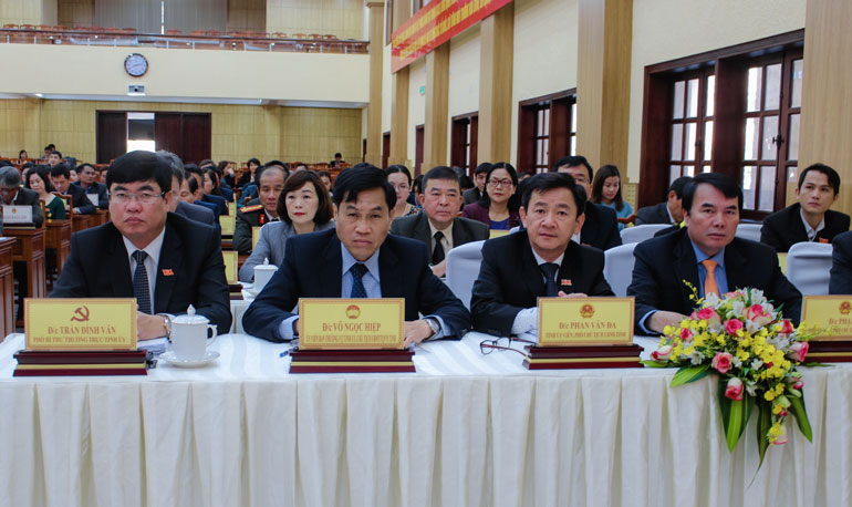 Các đại biểu HĐND tỉnh khóa IX tham dự kỳ họp