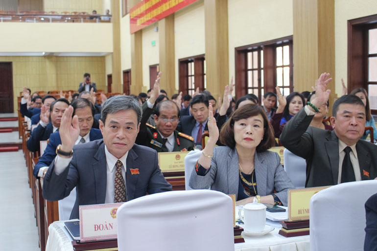 Các đại biểu HĐND tỉnh biểu quyết thống nhất thông qua các nghị quyết quan trọng
