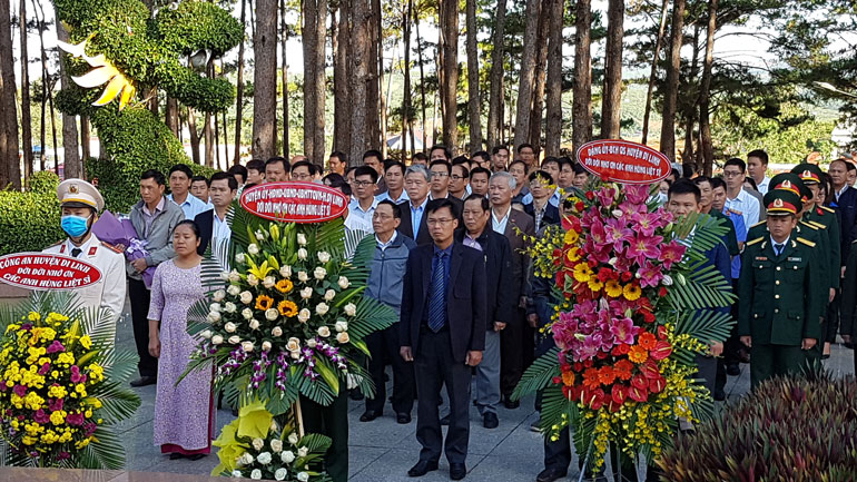 Đoàn đại biểu huyện Di Linh viếng Nghĩa trang liệt sĩ huyện Di Linh