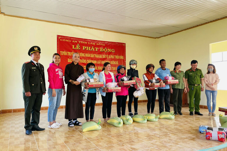 Công an tỉnh tổ chức đợt công tác dân vận tại xã Đưng K'Nớ
