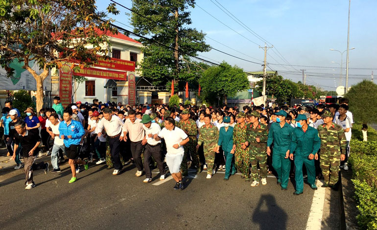 Đông đảo cán bộ, đảng viên, lực lượng vũ trang, thanh niên và người dân huyện Đạ Huoai tham gia chạy vì sức khỏe toàn dân