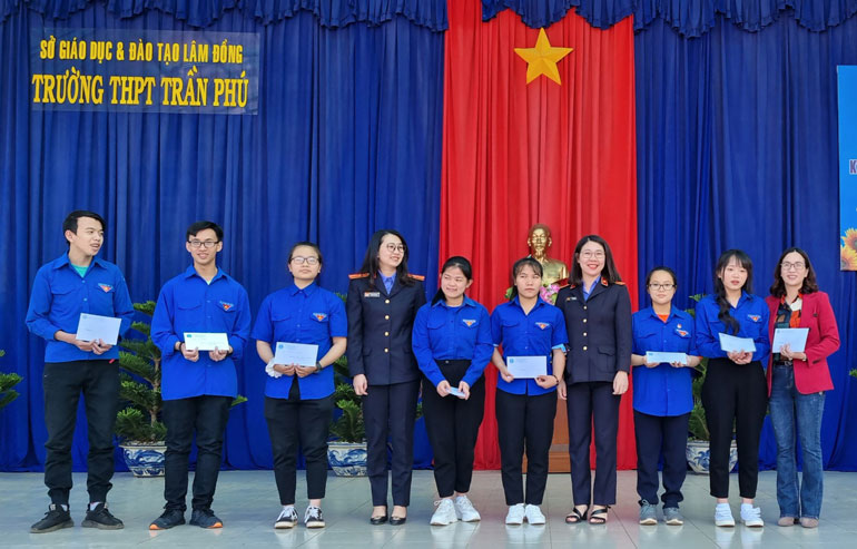 Trao học bổng cho học sinh Trường THPT Trần Phú