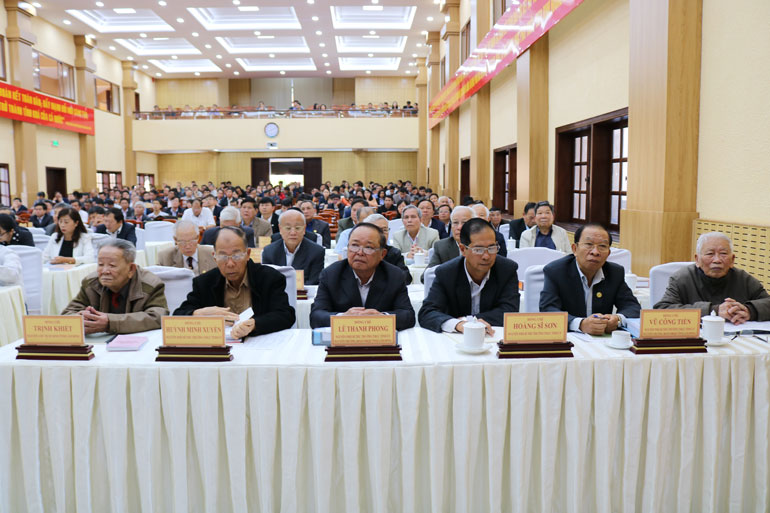 Các đồng chí nguyên lãnh đạo tỉnh các thời kỳ tham dự hội nghị