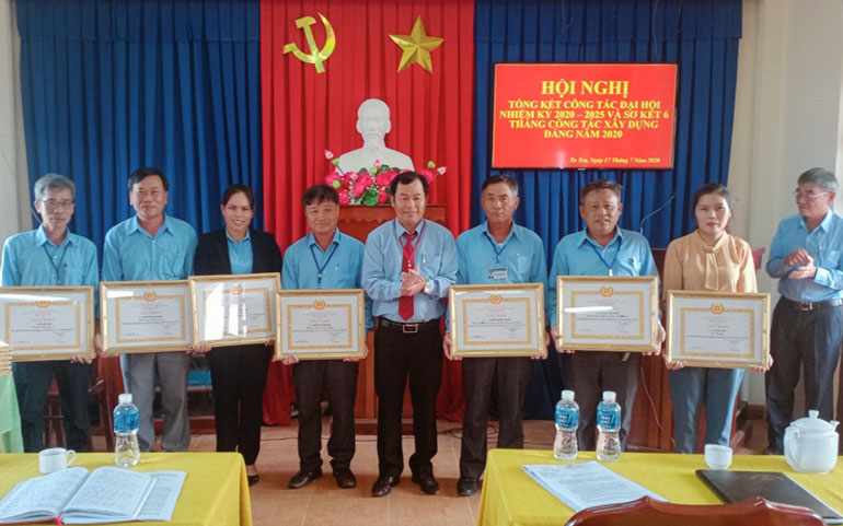 Đảng ủy xã Tu Tra khen thưởng các chi bộ trực thuộc hoàn thành xuất sắc nhiệm vụ năm 2020