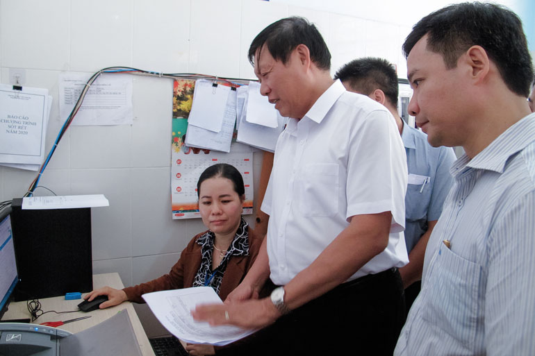 Thứ trưởng Bộ Y tế Đỗ Xuân Tuyên kiểm tra công tác quản lý Hồ sơ sức khỏe điện tử tại Trạm Y tế xã Tân Văn (Lâm Hà)