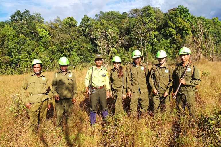 Người dân tham gia nhận khoán cùng cán bộ Trạm Kiểm lâm Bù Sa đi tuần tra, bảo vệ rừng