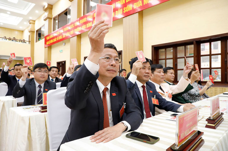 Các đại biểu biểu quyết thông qua Nghị quyết Đại hội Đảng bộ tỉnh Lâm Đồng khóa XI, nhiệm kỳ 2020-2025. Ảnh tư liệu