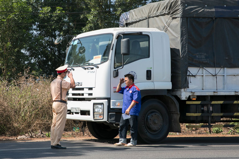 Lực lượng Phòng Cảnh sát Giao thông Công an tỉnh chốt Di Linh kiểm tra phương tiện lưu thông trên Quốc lộ 20