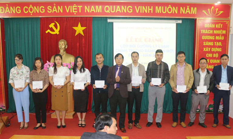 Bí thư Đảng ủy Khối Các cơ quan tỉnh Lâm Đồng Phạm Thanh Quan trao giấy chứng nhận cho các học viên