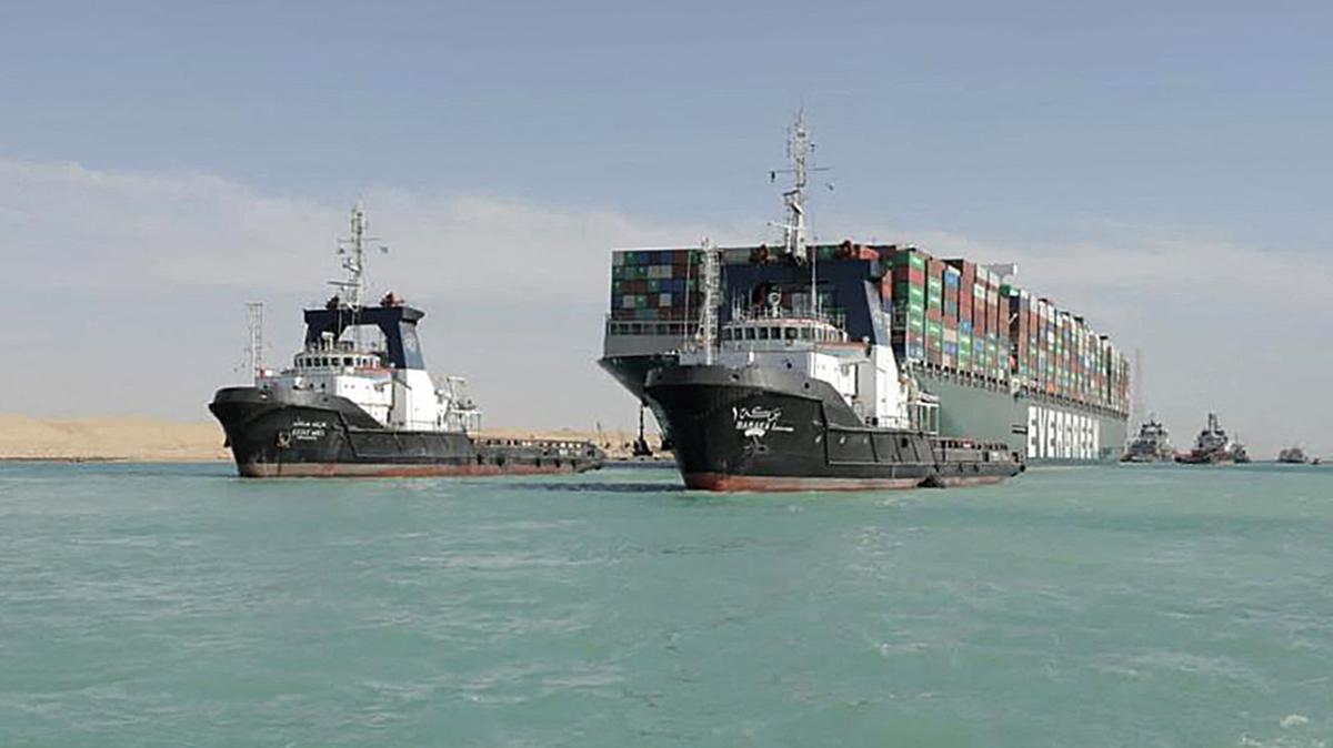 Bắt đầu điều tra nguyên nhân siêu tàu Ever Given mắc cạn trên kênh đào Suez