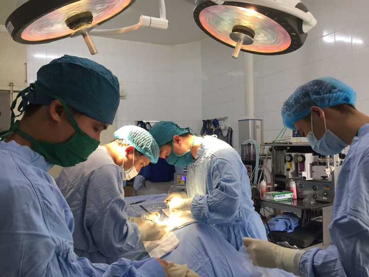 Các bác sĩ Bệnh viện đa khoa Lâm Đồng phẫu thuật cấp cứu ngoại khoa