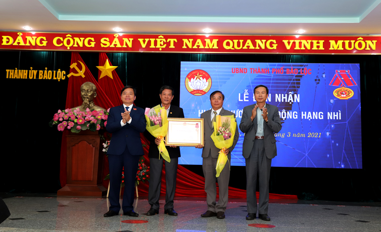 Ủy ban MTTQ Việt Nam TP Bảo Lộc đón nhận Huân chương Lao động hạng Nhì