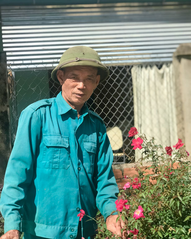 Cựu chiến binh Ngô Văn Vượng trồng hoa ven đường xóm