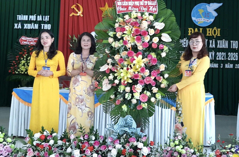 Bà Phan Thị Xuân Thảo –Chủ tịch Hội Phụ nữ Đà Lạt tặng hoa chúc mừng Đại hội Đại biểu Phụ nữ xã Xuân Thọ