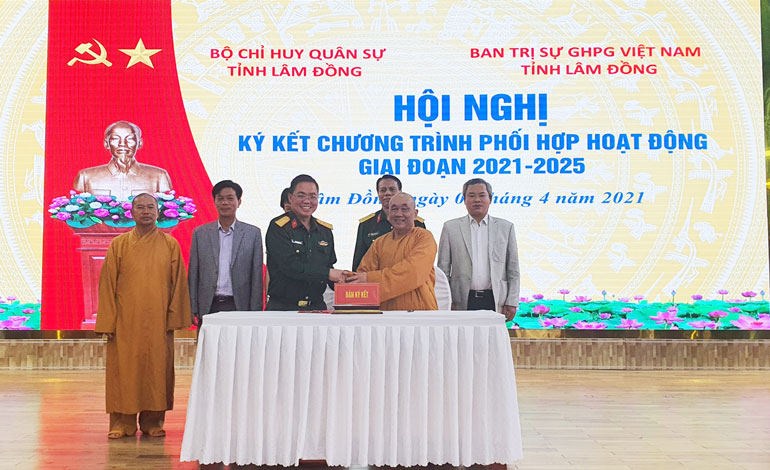 Ký kết phối hợp hoạt động giữa Bộ CHQS tỉnh Lâm Đồng và Ban Trị sự GHPG Việt Nam tỉnh giai đoạn 2021 - 2025