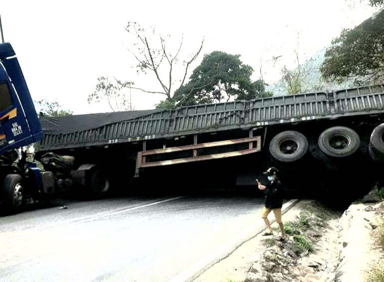 Xe đầu kéo gặp nạn trên đèo Bảo Lộc, hàng tấn xỉ than đổ ngập đường