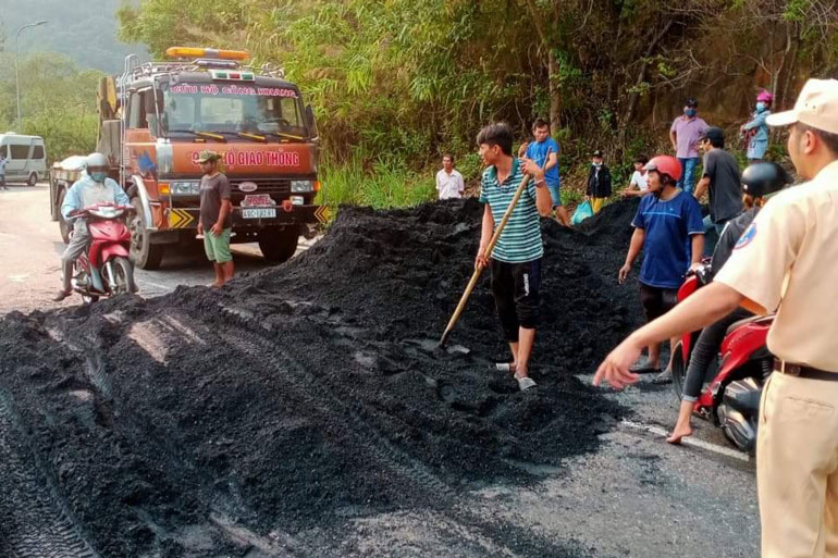 Hàng tấn xỉ than đổ ngập đường đèo Bảo Lộc
