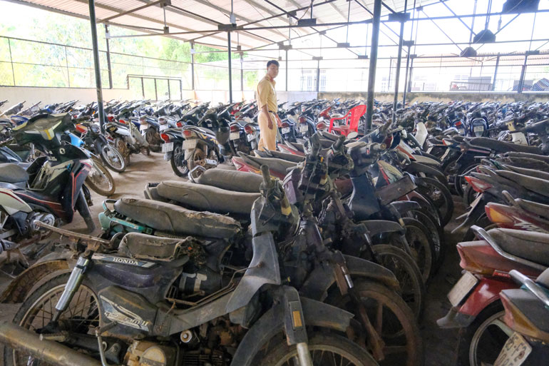 Hàng trăm xe máy hết đát, thay đổi kết cấu bị CSGT tạm giữ tại bãi chứa xe của Công an huyện