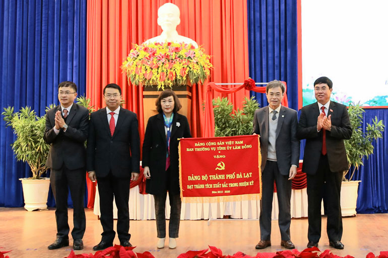 Đảng bộ thành phố Đà Lạt vinh dự được nhận cờ xuất sắc 5 năm 2015 - 2020 do Ban Thường vụ Tỉnh ủy trao tặng