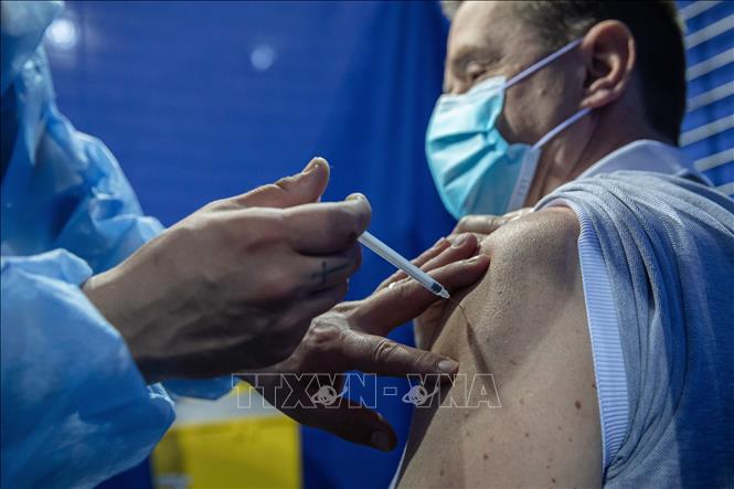 Nhân viên y tế tiêm vaccine ngừa COVID-19 cho người dân tại một điểm tiêm phòng ở Saint-Quentin-en-Yvelines, Pháp
