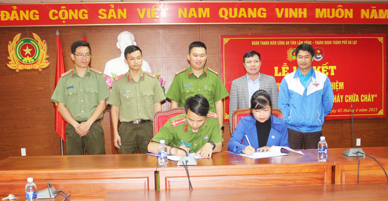 Đại diện Đoàn Thanh niên Công an tỉnh và Thành đoàn, Hội đồng Đội thành phố Đà Lạt tiến hành ký kết Kế hoạch liên tịch thực hiện chương trình trải nghiệm “Em là chiến sỹ phòng cháy chữa cháy”