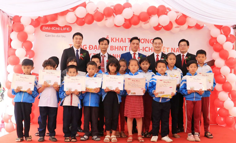 Nhân dịp khai trương văn phòng mới, Công ty BHNT Dai-ichi Việt Nam đã trao 20 suất học bổng cho học sinh vượt khó học giỏi trên địa bàn huyện Đức Trọng