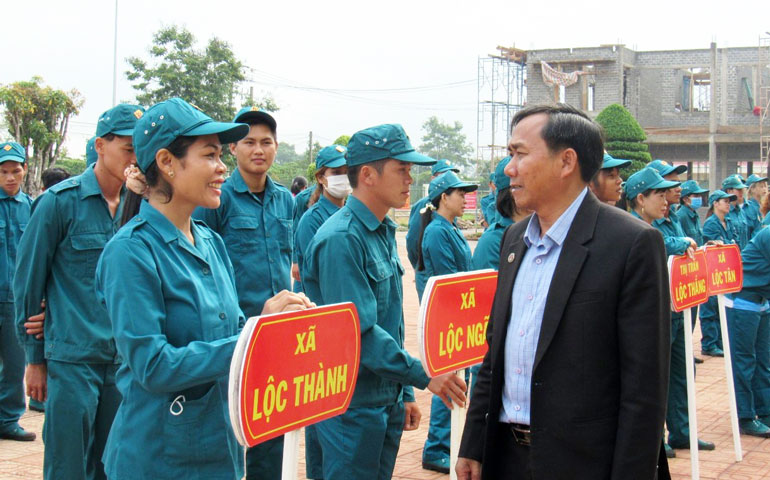 Đồng chí K’Lình – Phó Bí thư Thường trực Huyện ủy Bảo Lâm động viên các nam, nữ Dân quân tự vệ nỗi lực hoàn thành tốt các bài thi