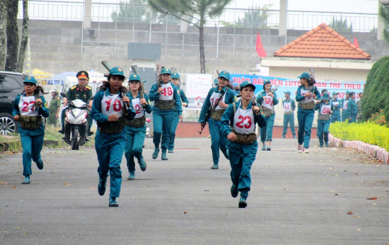 Các nữ Dân quân tự vệ tranh tài tại nội dung chạy vũ trang 1.500 m
