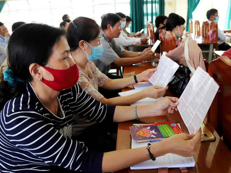 Hàng ngàn tờ rơi tuyên truyền công tác bầu cử được Hội đồng PBGDPL TP Bảo Lộc phát tới các đại biểu tham gia hội nghị