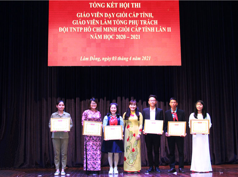 Bà Phạm Thị Hồng Hải - Giám đốc Sở Giáo dục và Đào tạo Lâm Đồng tặng giấy khen cho các giáo viên giỏi  