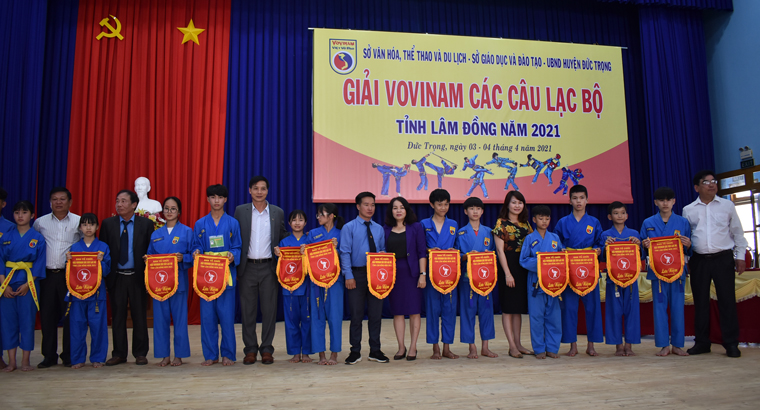 Ông Nguyễn Tiến Hải - Phó Giám đốc Sở Văn hóa, Thể thao và Du lịch Lâm Đồng trao cờ lưu niệm cho đại diện các CLB VoVinam