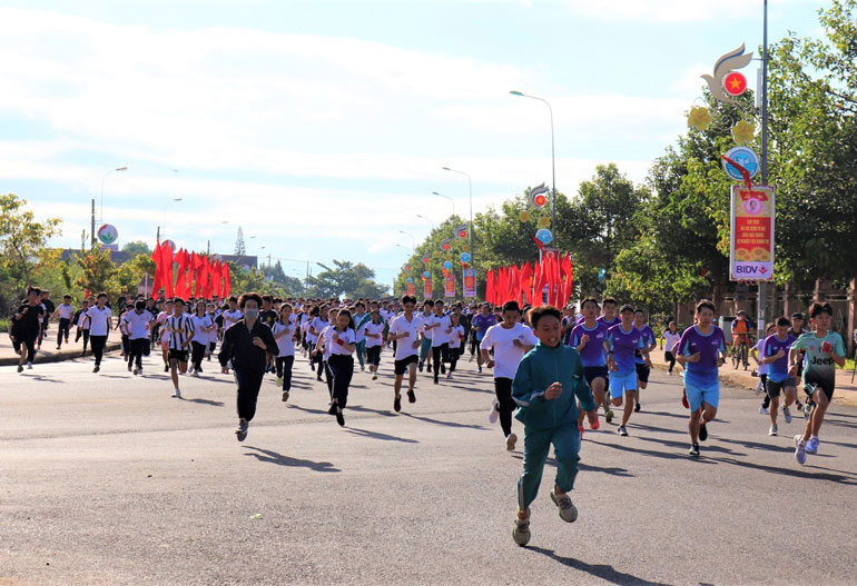  Sau lễ phát động, mọi người cùng tham gia chạy 2 km 