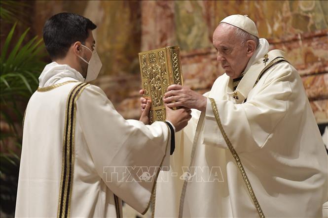Giáo hoàng Francis (trái) chủ trì lễ vọng Phục sinh tại thánh đường St.Peter ở Vatican, ngày 3/4/2021
