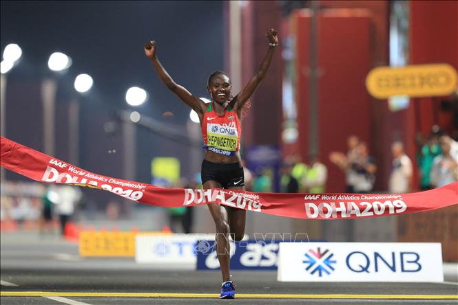 Vận động viên điền kinh người Kenya Ruth Chepngetich mừng chiến thắng ở nội dung chạy marathon nữ tại Giải vô địch điền kinh thế giới IAAF ở Doha, Qatar, ngày 27/9/2019